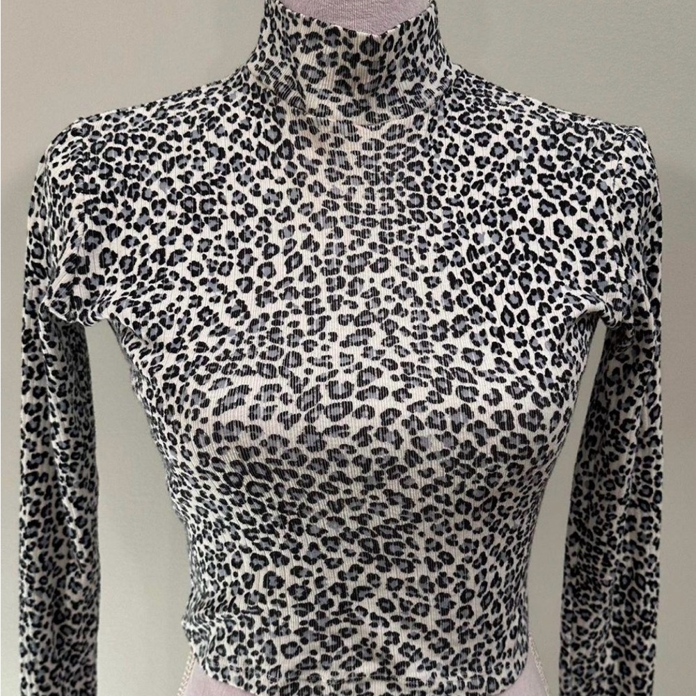 Brandy Melville cropped shirt